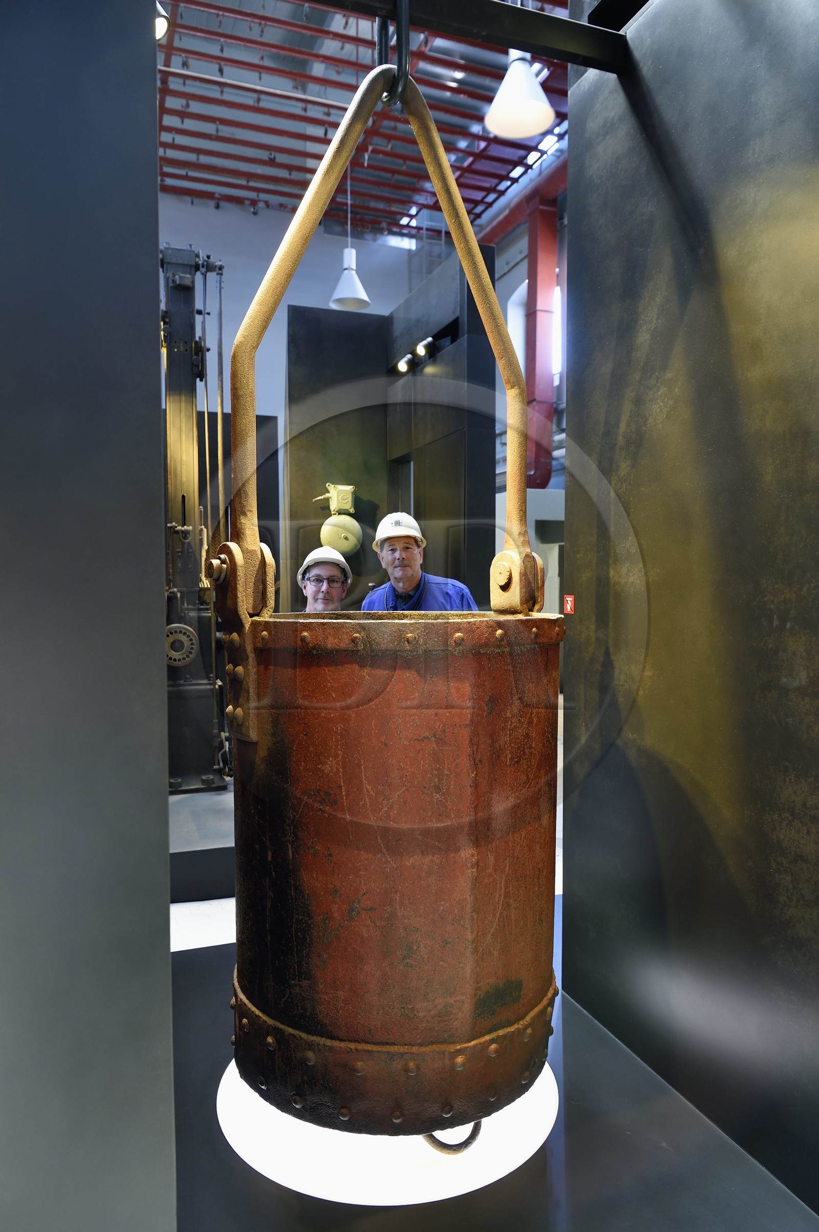 France, Moselle (57), Petite-Rosselle, le musée du carreau Wendel, anciens mineurs derrière un cuffat
