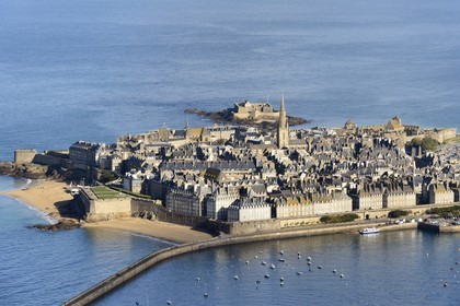 France, Ille-et-Vilaine (35), côte d'émeraude, la vieille ville fortifiée de Saint-Malo à l'abris de ses remparts (vue aérienne)