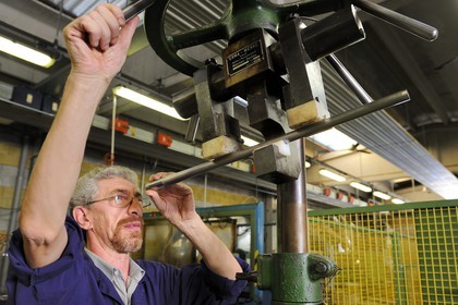 Italie, Lombardie, province de Brescia, Gardone Val Trompia, fabriquant d’armes historiques à chargement par la bouche Davide Pedersoli & C, vérification du canon