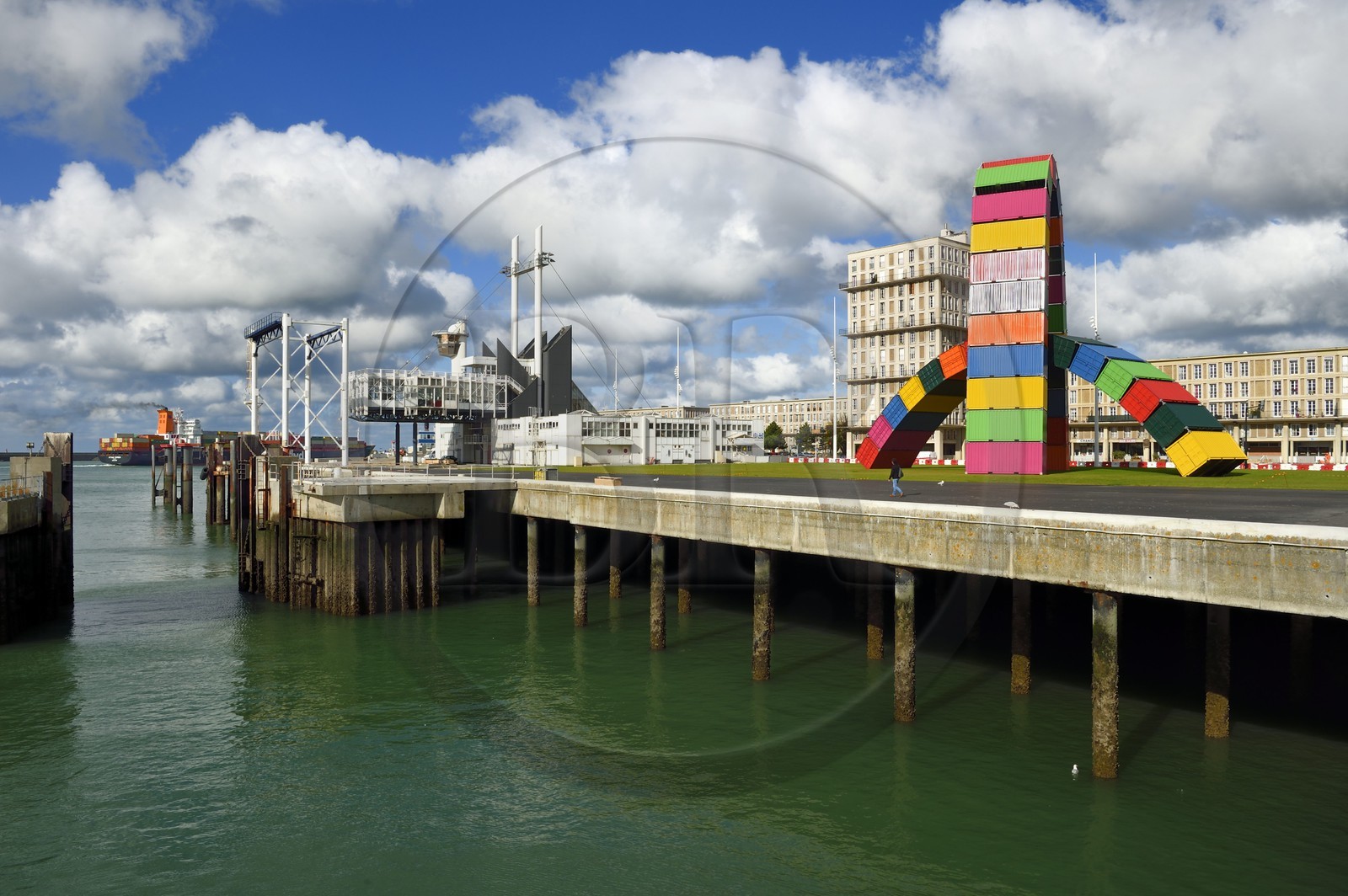 France, Seine-Maritime (76), Le Havre, Centre-ville reconstruit du Havre par Auguste Perret classé Patrimoine Mondial de l'UNESCO, quai de Southampton, Catène de containers oeuvre de Vincent Ganivet (© ADAGP)