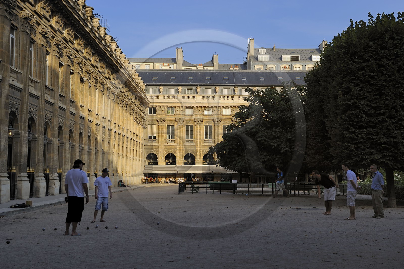 France, Paris (75), Galerie de Beaujolais à gauche et de Valois en arrière plan