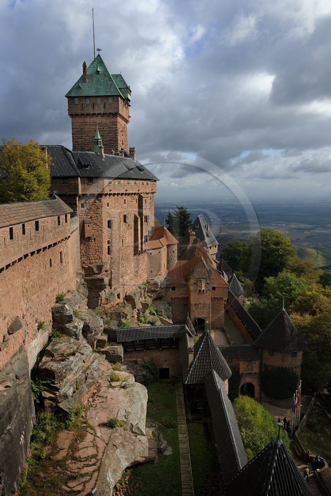 France, Bas-Rhin (67), le château du Haut-Koenigsbourg, le donjon et le logis sud vus depuis le Grand Bastion