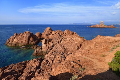 France, Var (83), Agay commune de Saint-Raphaël, massif de l'Estérel, la Corniche d'Or, la tour de l'Ile d'Or au large du cap du Dramont