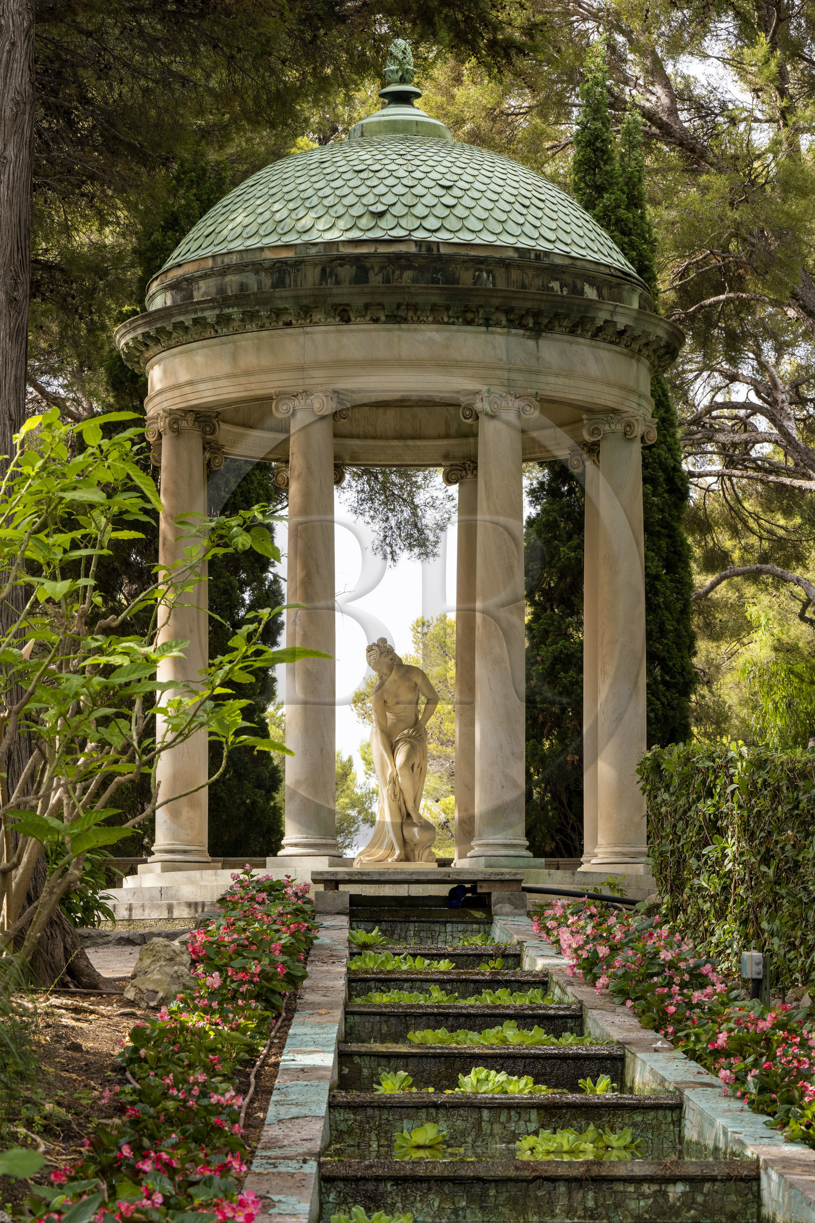 France, Alpes-Maritimes (06), Saint Jean Cap Ferrat, Villa et Jardins Ephrussi de Rothschild, le temple de l'Amour au dessus du bassin