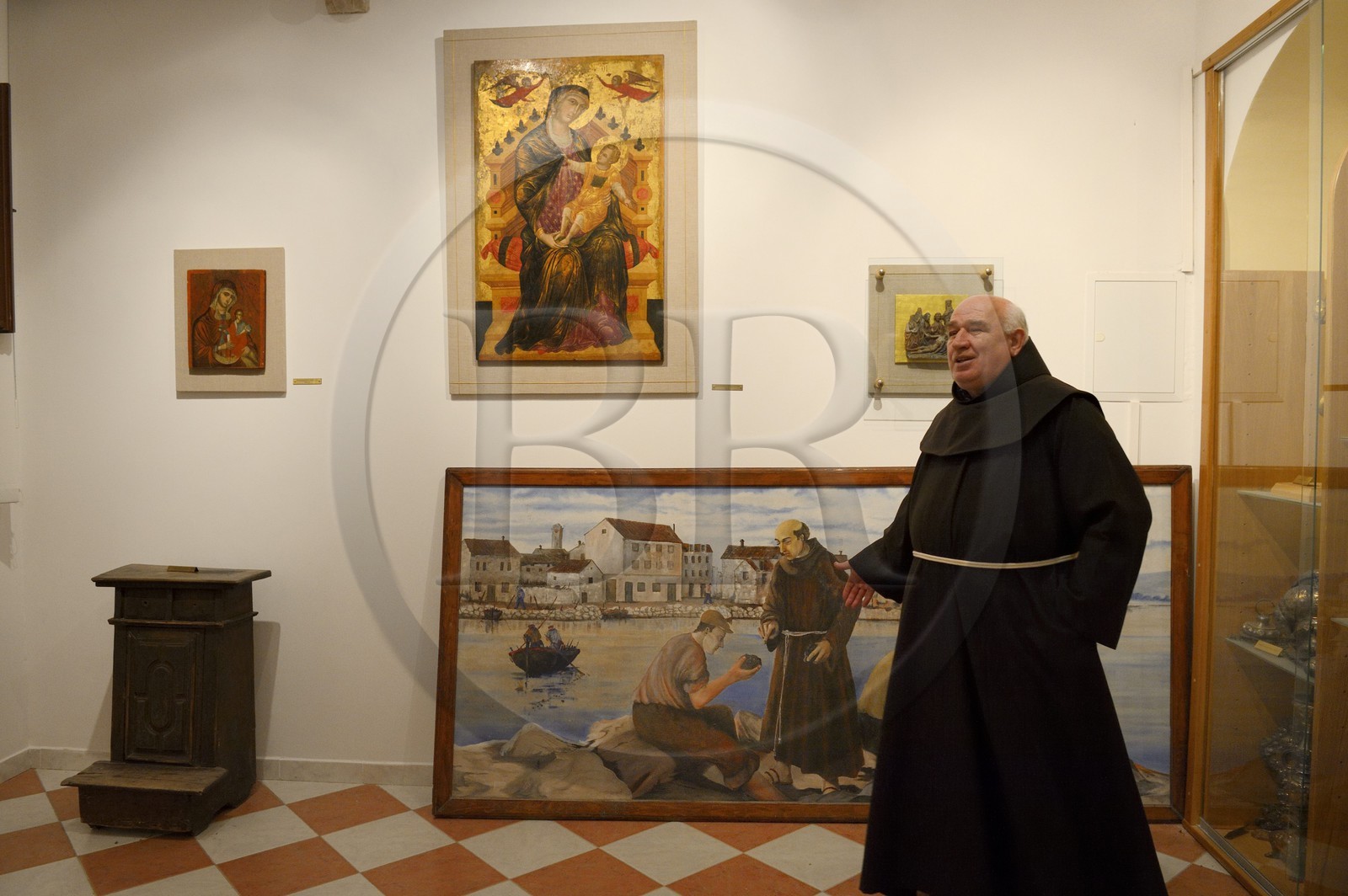 Croatie, Dalmatie, côte dalmate, Monastère franciscain de l’Ile de Krapanj en face de Sibenik, un moine franciscain originaire de Grèce a introduit la pêche de l'éponge dans la région