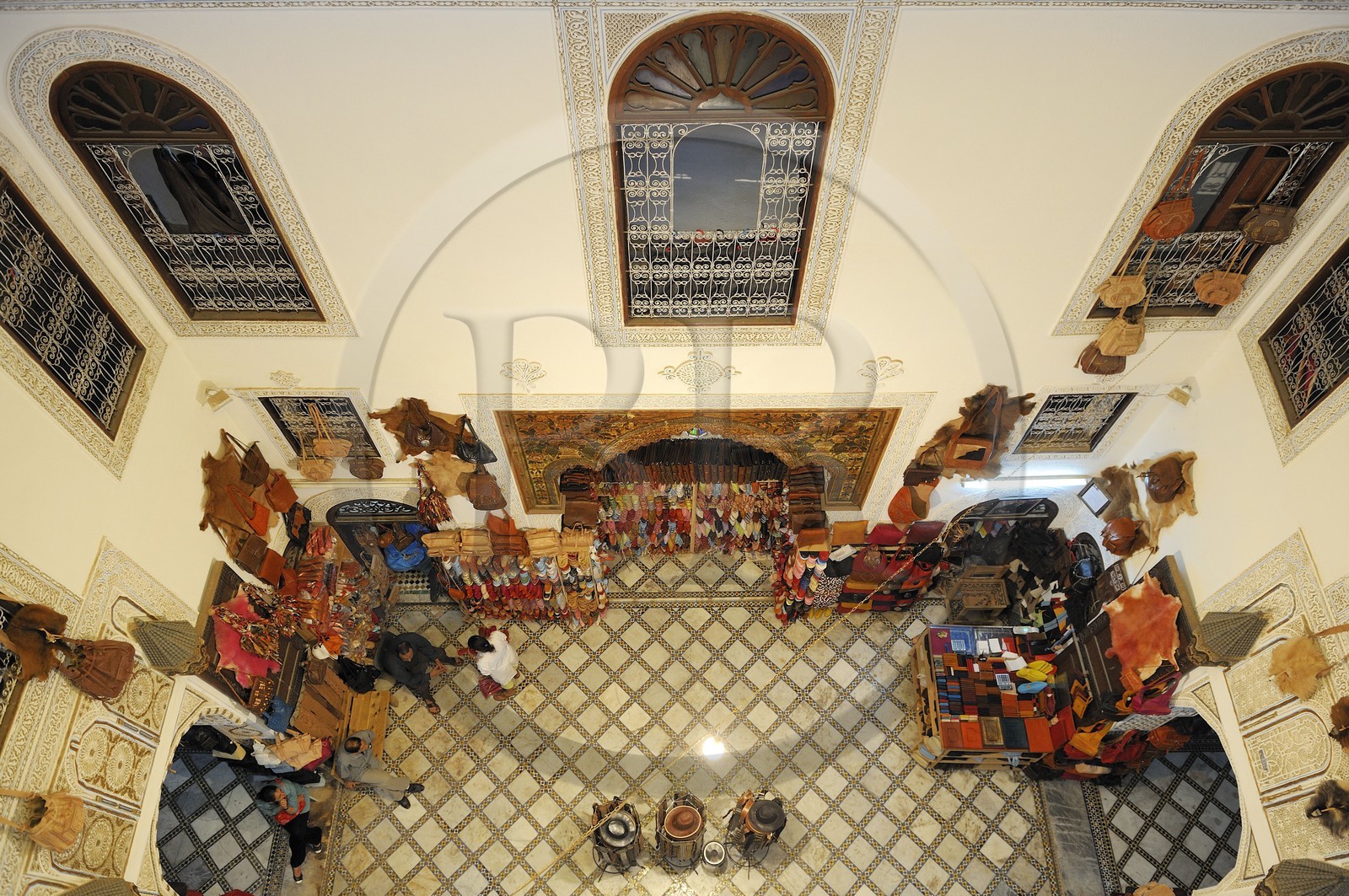 Maroc, Moyen Atlas, Fès, ville impériale, médina classée Patrimoine Mondial de l'UNESCO, Fès el Bali, quartier des tanneurs, Chouara, intérieur d'une boutique