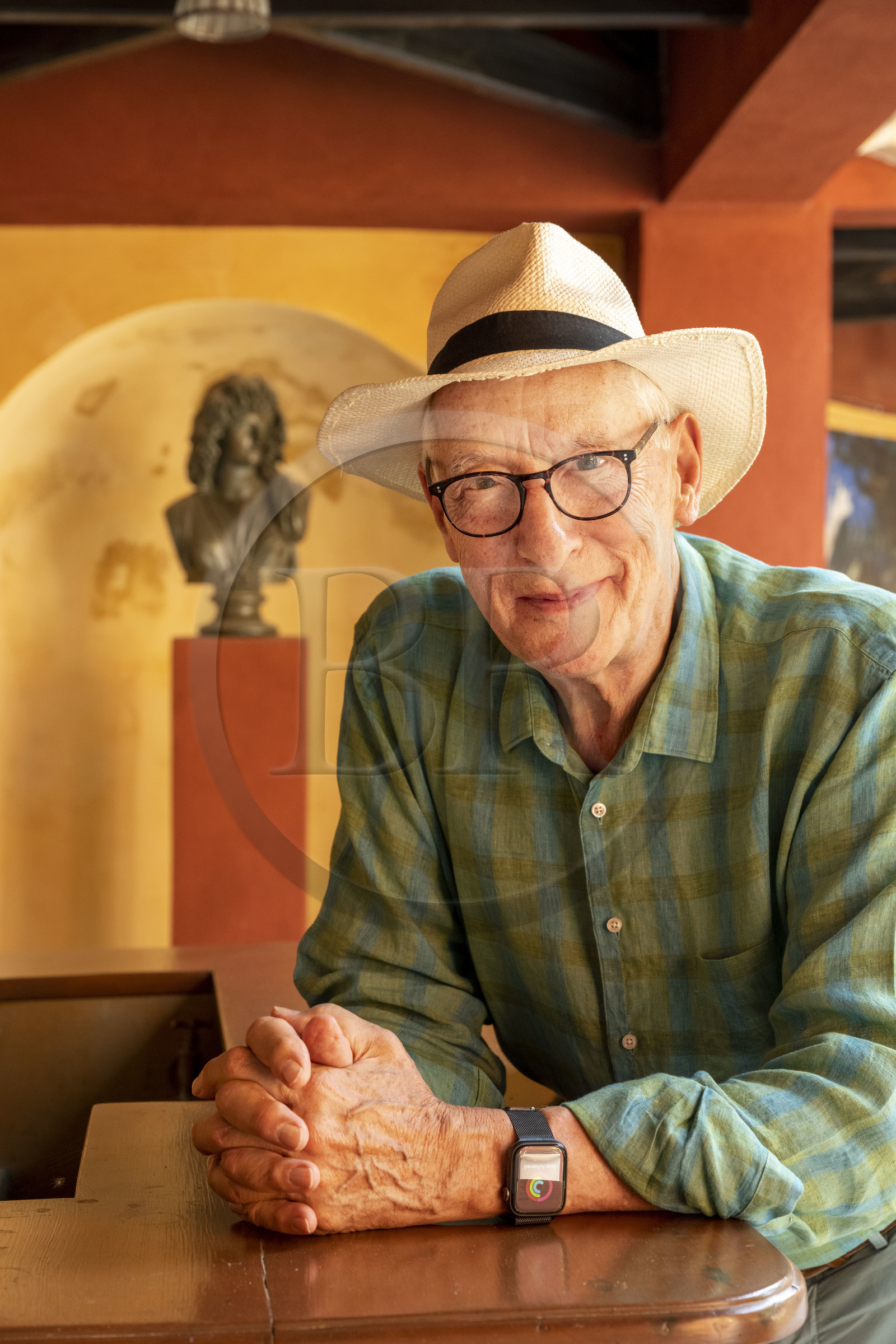 France, Alpes-Maritimes (06), Menton, Domaine des Colombieres, l'actuel propriétaire Michael Likierman dans la villa des Colombières  entièrement conçue comme une œuvre d'art par Ferdinand Bac