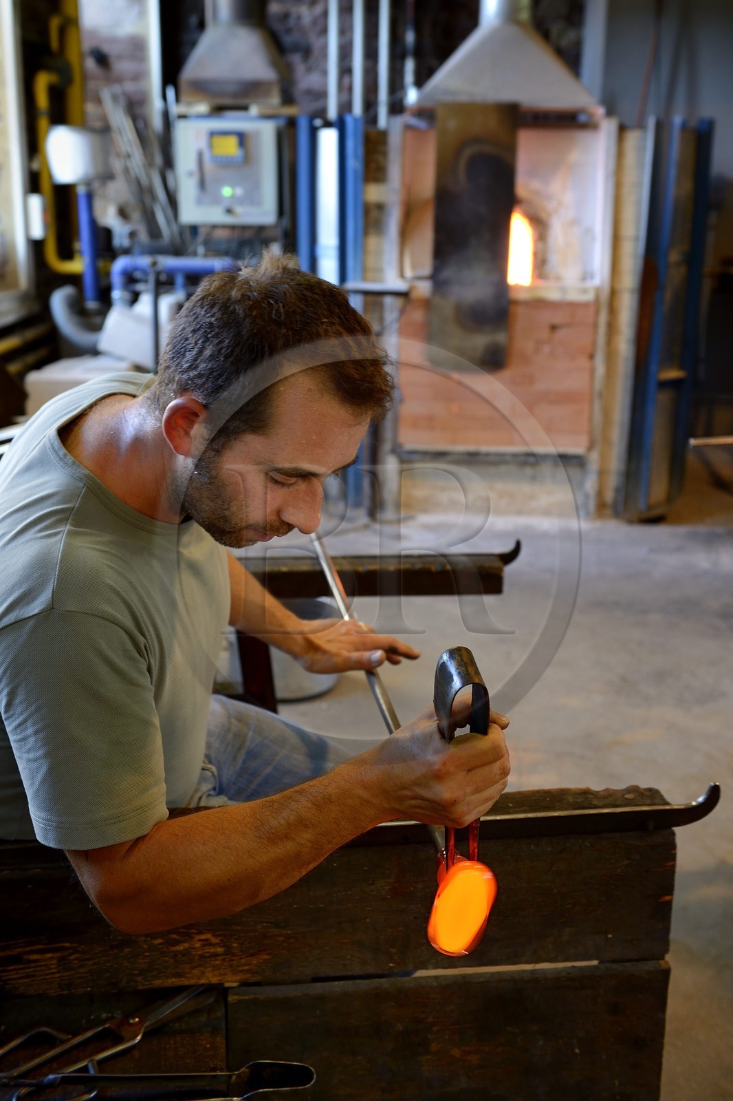 France, Moselle (57), Meisenthal, Centre international d'Art verrier (CIAV), fabrication d'une boule de Noël en verre, la canne de verre est posée sur un banc appelé «gamin mécanique»