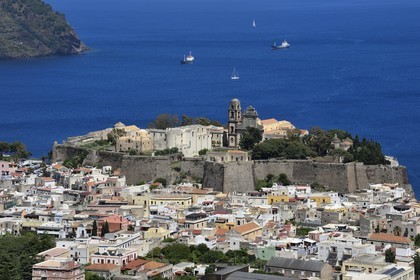 Italie, Sicile, iles Eoliennes, classées Patrimoine Mondial de l'UNESCO, Ile de Lipari, Lipari dominé par sa citadelle