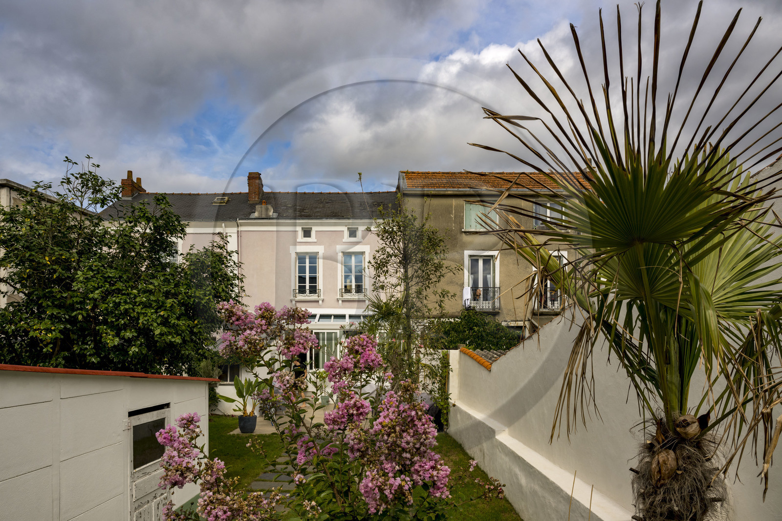 France, Loire-Atlantique (44), banlieue de Nantes, Rezé, quartier Trentemoult, autrefois seuls les capitaines de marine qui avaient franchi le Cap Horn avaient le droit de planter un palmier dans leur jardin