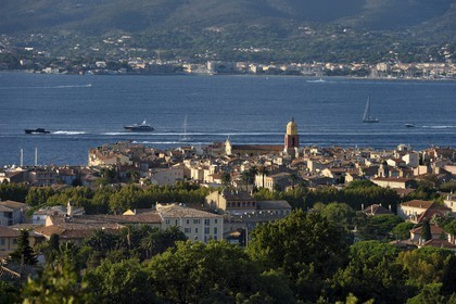 France, Var (83), Saint-Tropez,  église paroissiale Notre-Dame de l'Assomption depuis la chapelle sainte-Anne, en arrière-plan Sainte-Maxime