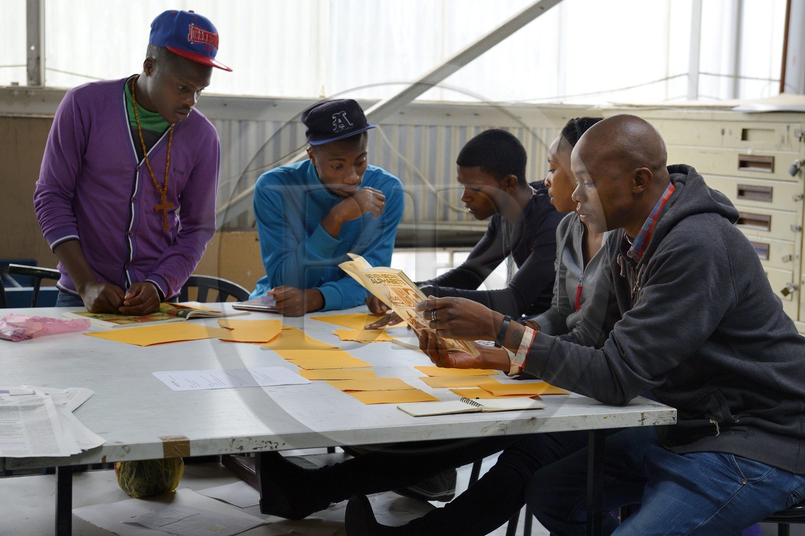 Afrique du Sud, province de Gauteng, Johannesburg, Newtown, le bus factory abrite un certain nombre d'organisations culturelles non gouvernementales (ONG) dont la plus importante est l'Artist Proof studio fondé par Kim Berman et Nhlanhla Xaba en 1991 qui facilite l'apprentissage de la gravure et aide les étudiants défavorisés à accéder à l'indépendance économique