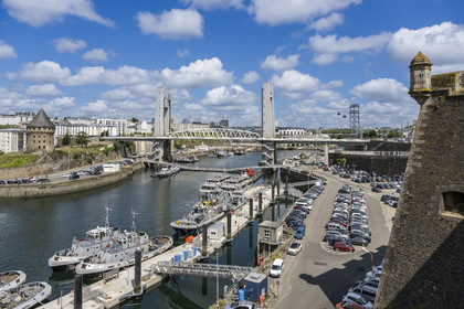 France, Finistère (29), Brest, l'arsenal, le port militaire est une base navale de la Marine nationale, le pont de Recouvrance passe au dessus de la rivière Penfeld et la Tour de la Motte-Tanguy vus depuis le château
