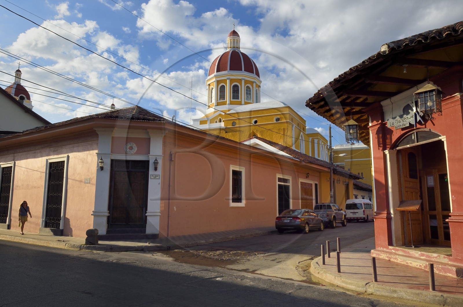 Nicaragua, Granada, calle El Caimito dans la vieille ville et la cathédrale