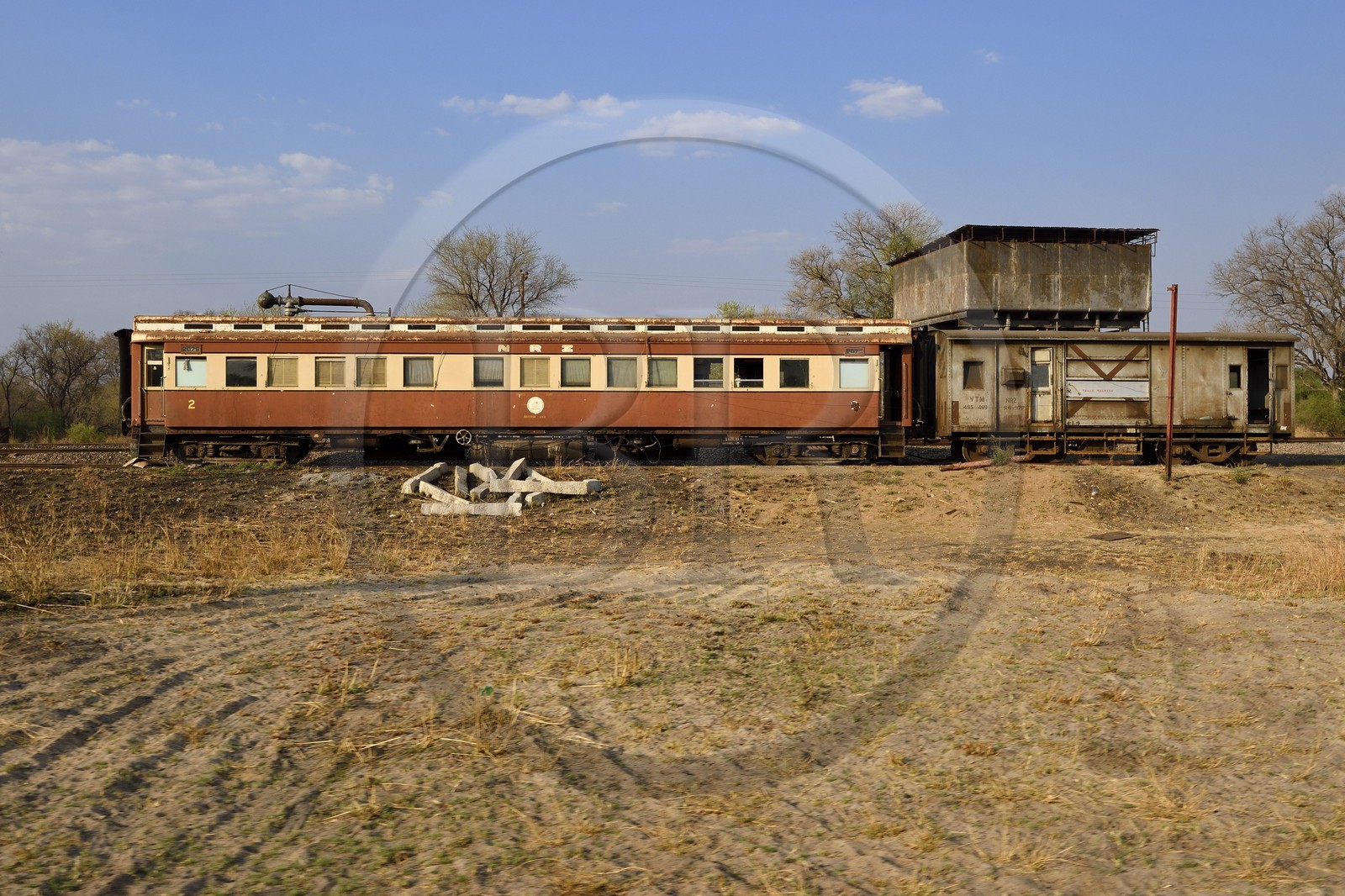 Zimbabwe, province de Matabeleland septentrional, parc national Hwange, vieux wagon de chemin de fer abandonnés à la station Kennedy