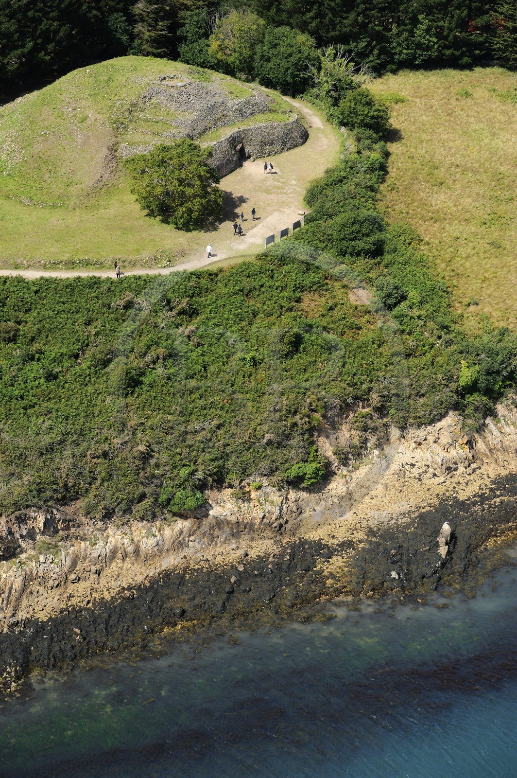 France, Morbihan (56), Golfe du Morbihan, Ile de Gavrinis, Cairn de Gavrinis datant de 3500 avant J.C. (vue aérienne)