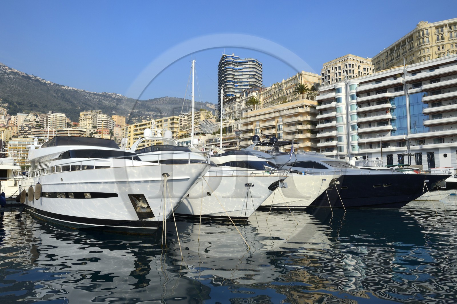Principauté de Monaco, Monaco, yachts amarrés à port Hercule