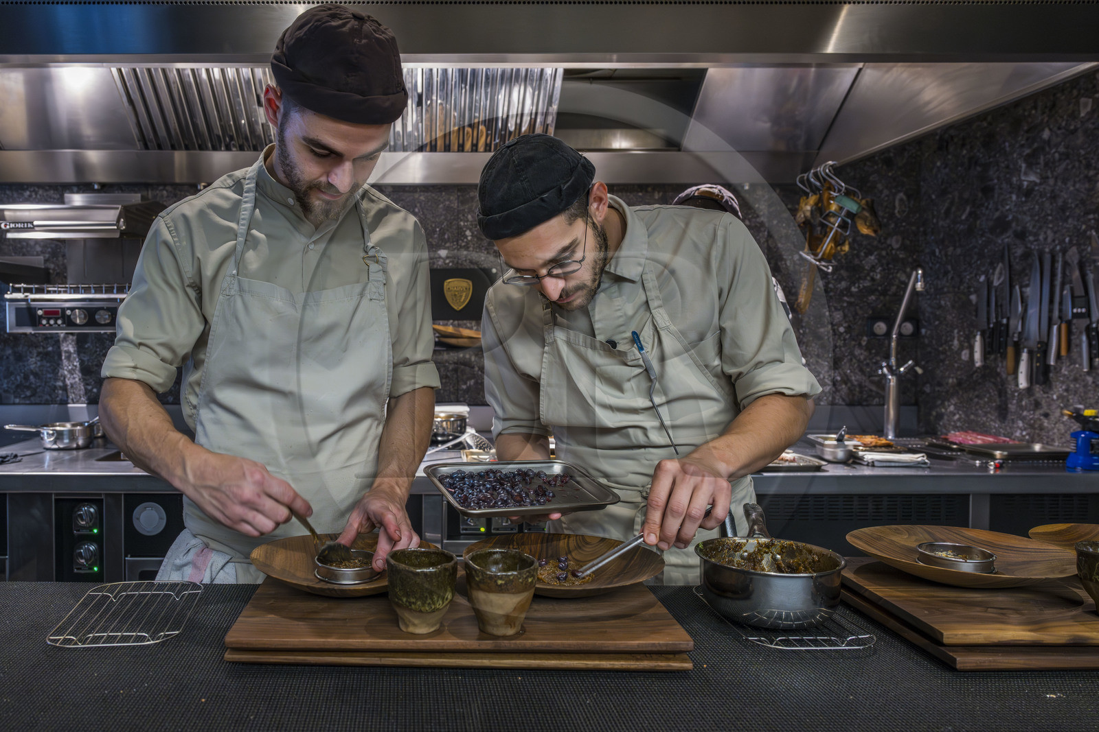 France, Côte-d'Or (21), Dijon, zone classée Patrimoine Mondial de l'UNESCO, restaurant Cibo du chef étoilé Angelo Ferrigno ici dans sa cuisine