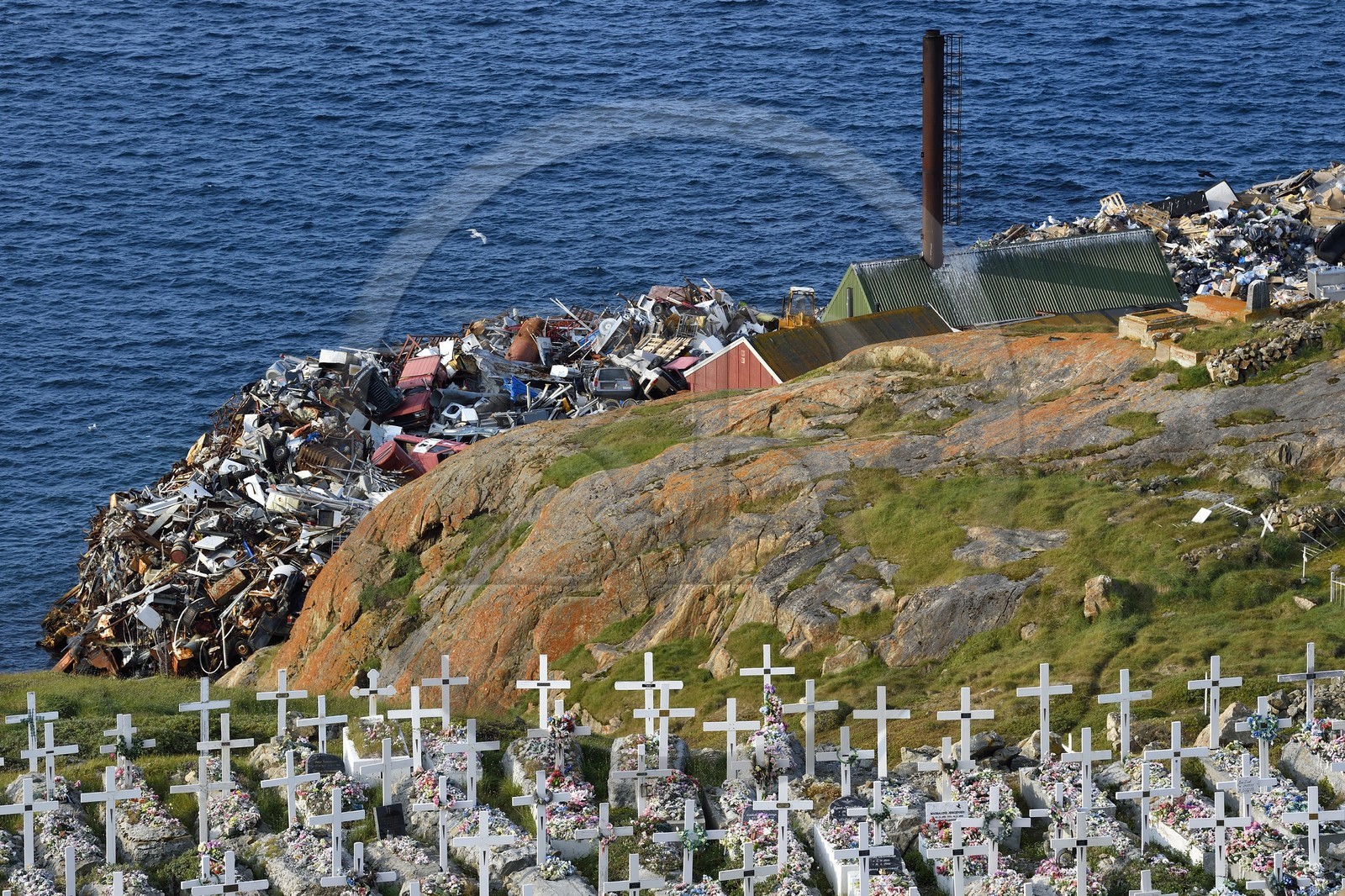 Groenland, cote ouest, baie de Baffin, Upernavik, le cimetière surplombe la décharge