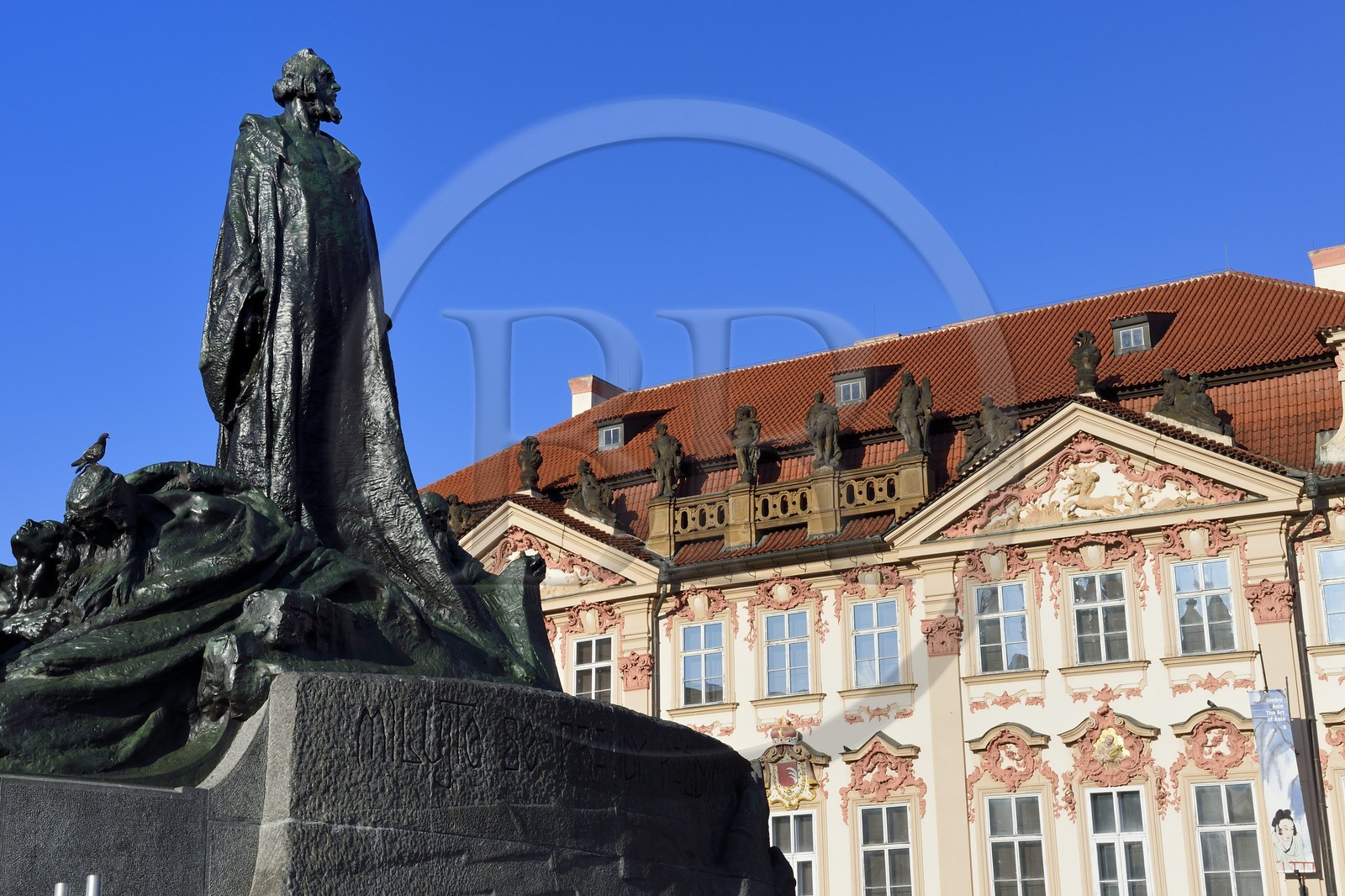 République Tchèque, Prague, centre historique classé Patrimoine Mondial de l'UNESCO, la vieille ville (Stare Mesto), place de la vieille ville (Staromestske namesti), le mémorial de Jan Hus et le Palais Golz- Kinsky