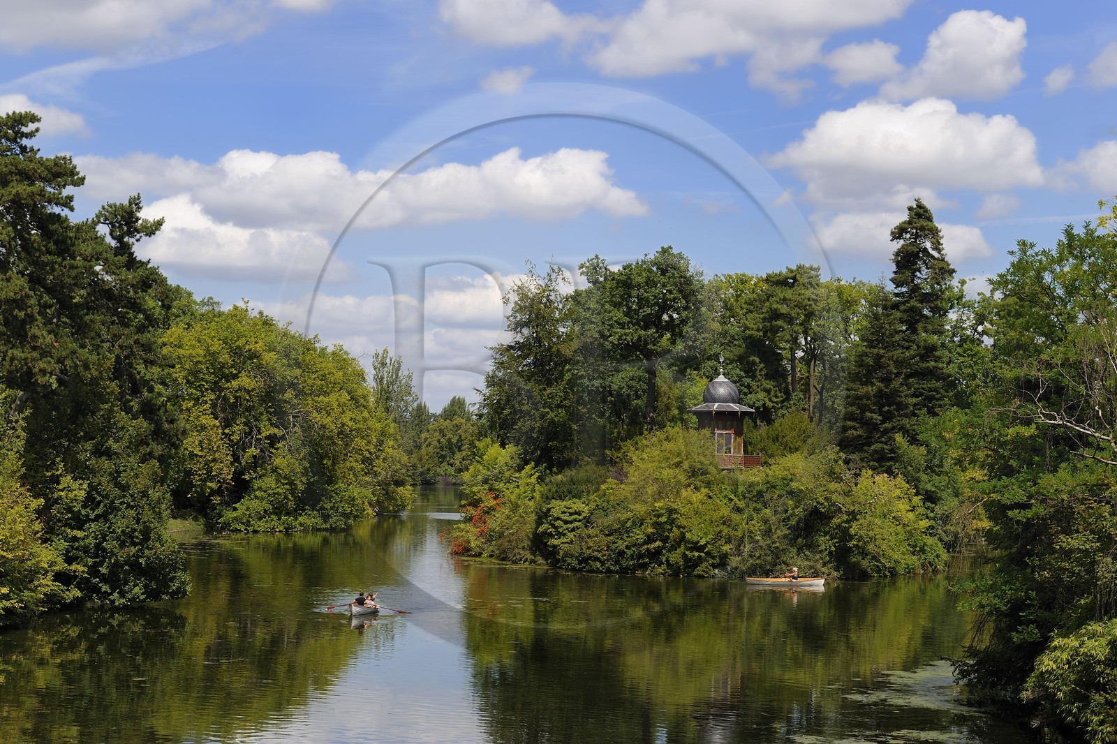 France, Paris, boat ride around the islands of the Lac Inférieur (Lower Lake) and the Kiosque de l'Empereur designed by Davioud