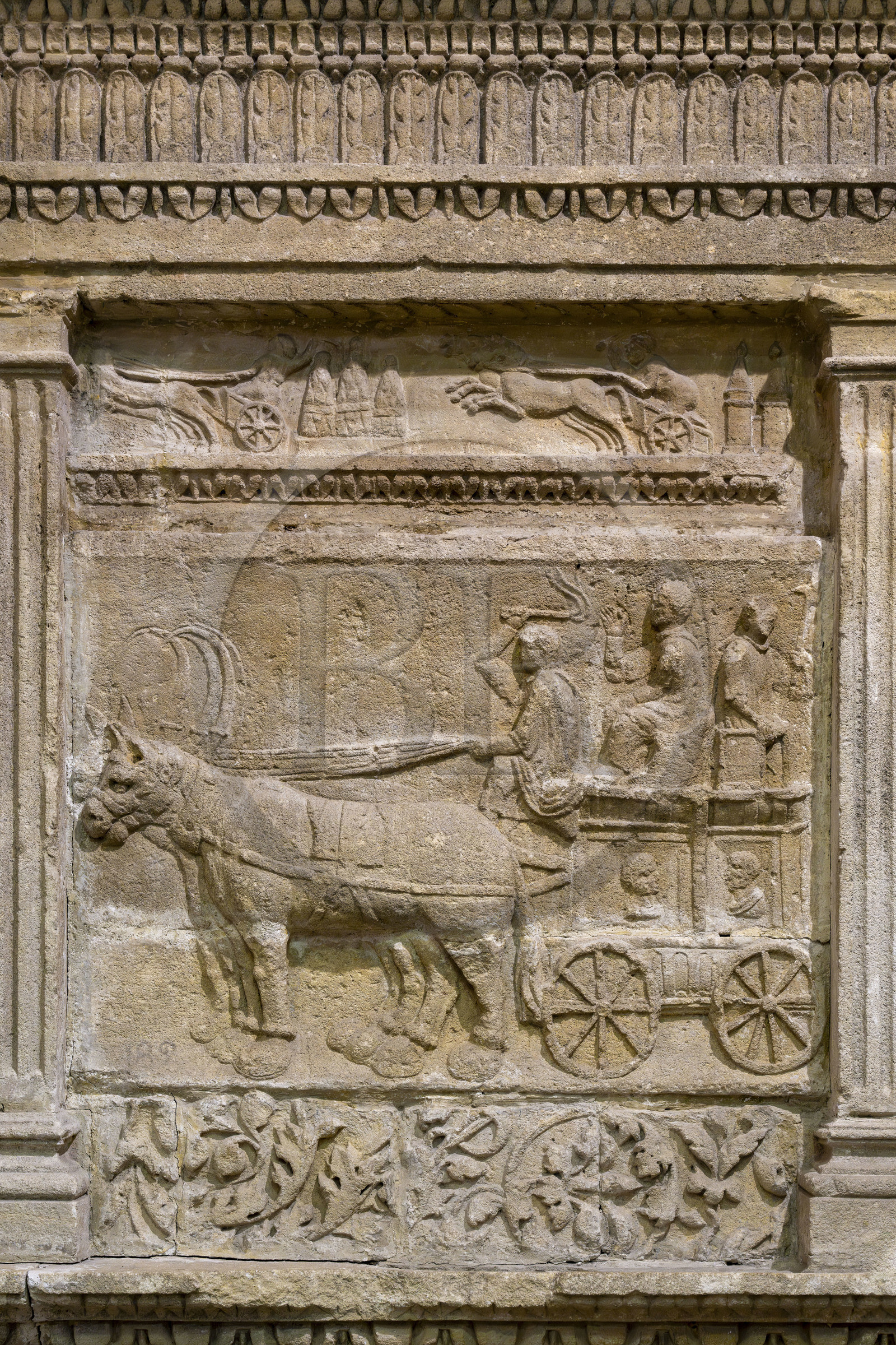 France, Vaucluse (84), Avignon, Musée Lapidaire installé dans une ancienne chapelle du collège des jésuites, collections archéologiques du musée Calvet, bas-relief représentant une scène de transport sur un chariot attelé, époque impériale romaine