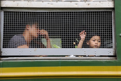 Vietnam, train de jour de Lao Cai à Hanoï, classe assis dur non climatisé, les grillages sont là pour protéger les passagers des éventuels lancer de pierres par des enfants