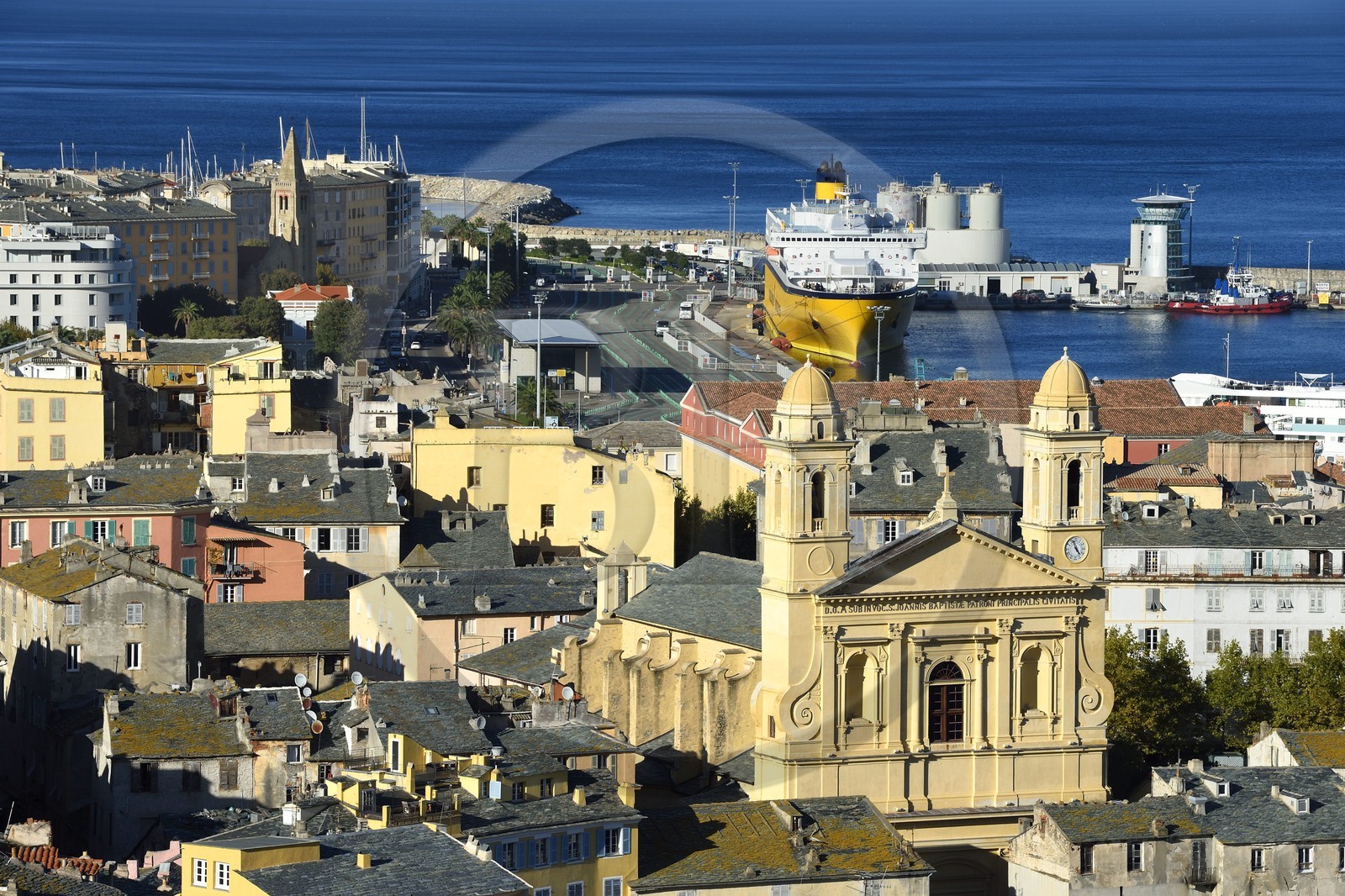 France, Haute-Corse (2B), Bastia, l'église Saint-Jean-Baptiste et le port commercial en arrière plan