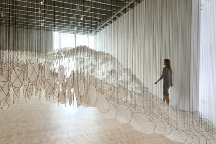 Suède, Comté de Vasterbotten, Umea, le Bildmuseet (Musée d'art contemporain et de la culture visuelle) à Umea Arts Campus, Super-Abundant Atmosphere de l'artiste Jacob Hashimoto