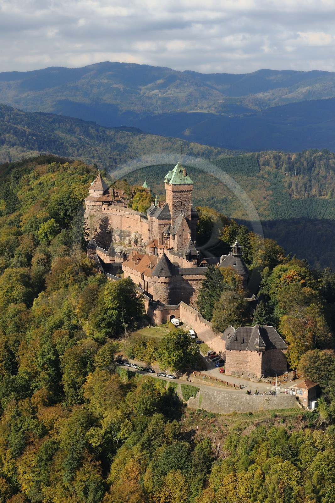 France, Bas-Rhin (67), le château du Haut-Koenigsbourg dans la forêt des Vosges (photo aérienne)
