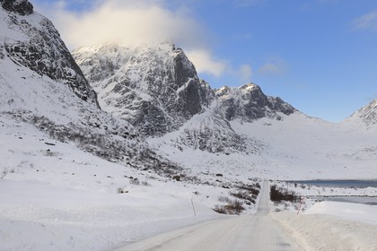Norvège, Nordland, Iles Lofoten, paysage dans l'ile de Vestvagoy en hiver, la route E 10 qui traverse les iles