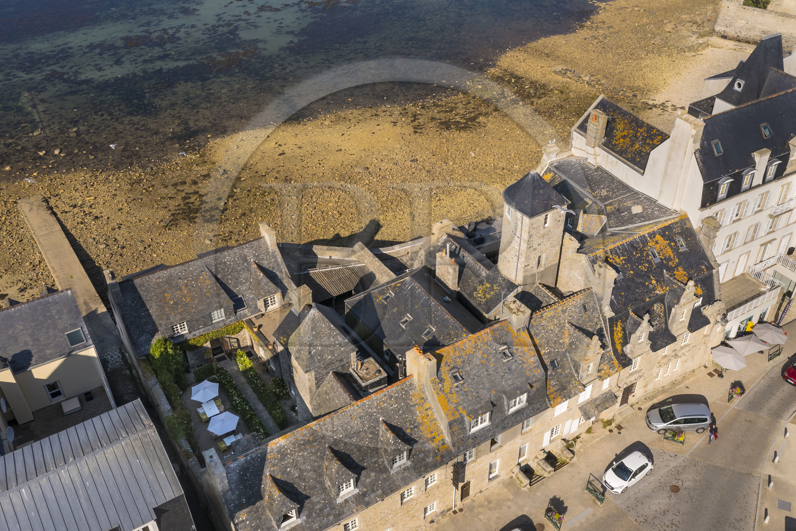 France, Finistère (29), Roscoff, anciennes maisons d'armateurs situées entre la rue Amiral Reveillere et la grève (vue aérienne)