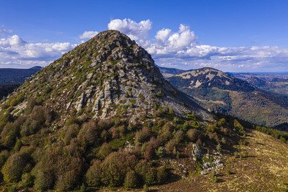 France, Ardèche (07), parc naturel régional des Monts d'Ardèche, Massif du Mézenc, le Mont Gerbier-de-Jonc (suc de 1551 m) où la Loire trouve sa source, la montagne le Suc de Sara au deuxième plan et la montagne des Roches de Borée en arrière plan (vue aérienne)