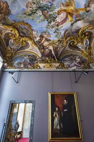 Italie, Ligurie, Gênes, palais des Rolli classés Patrimoine Mondial de l'UNESCO dans la Strada Nuova aujourd’hui via Garibaldi, le Palazzo Rosso ou palais musée Brignole, portrait de la maitresse de maison Geronima Sale Brignole avec sa fille Aurelia (1627) par Anton Van Dyck