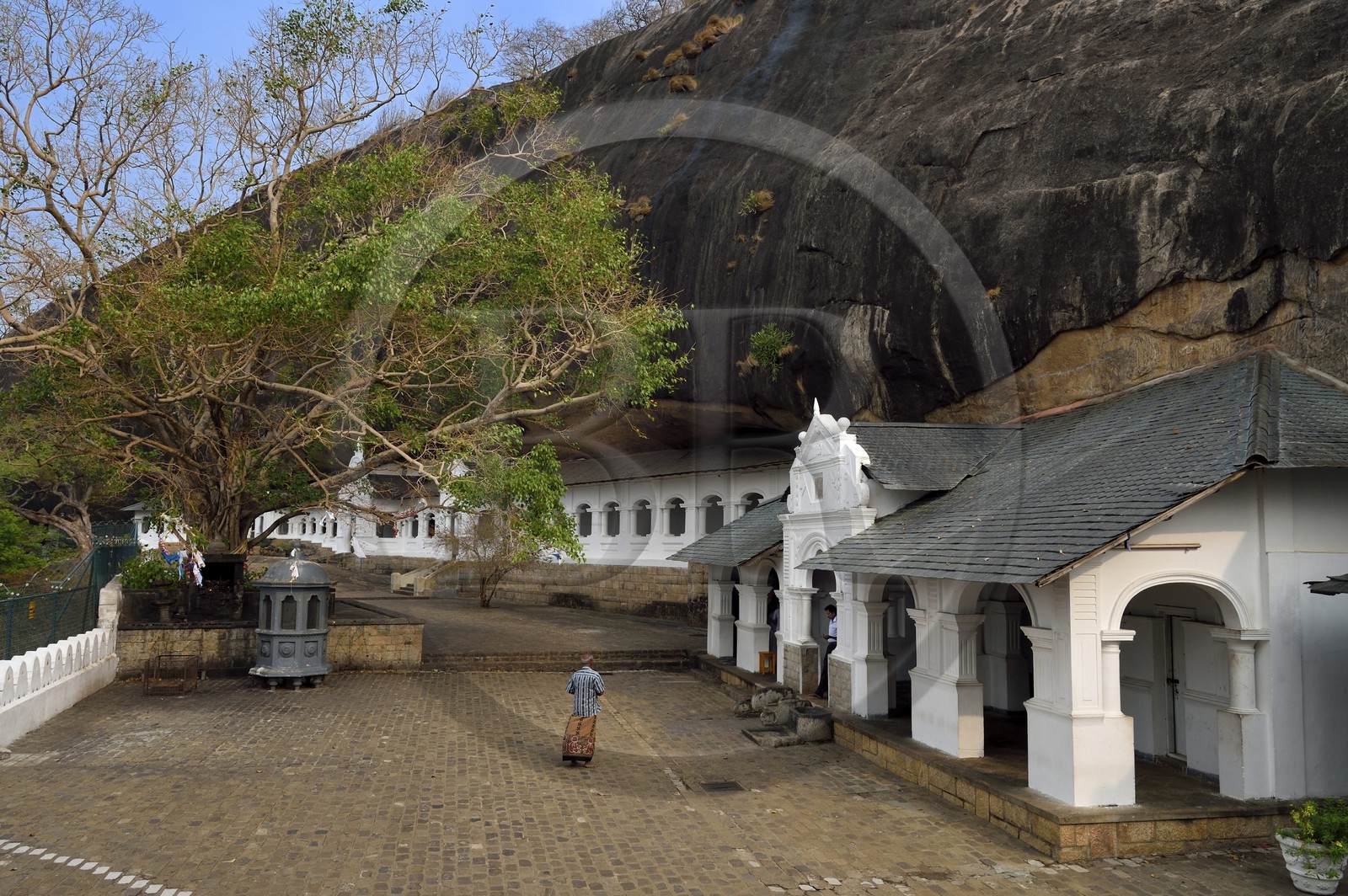 Sri Lanka, province du centre, district de Matale, Dambulla, Temple d'Or, Temple du Rocher Royal aussi appelé Ran Giri (Rocher doré) classé patrimoine mondial de l'UNESCO