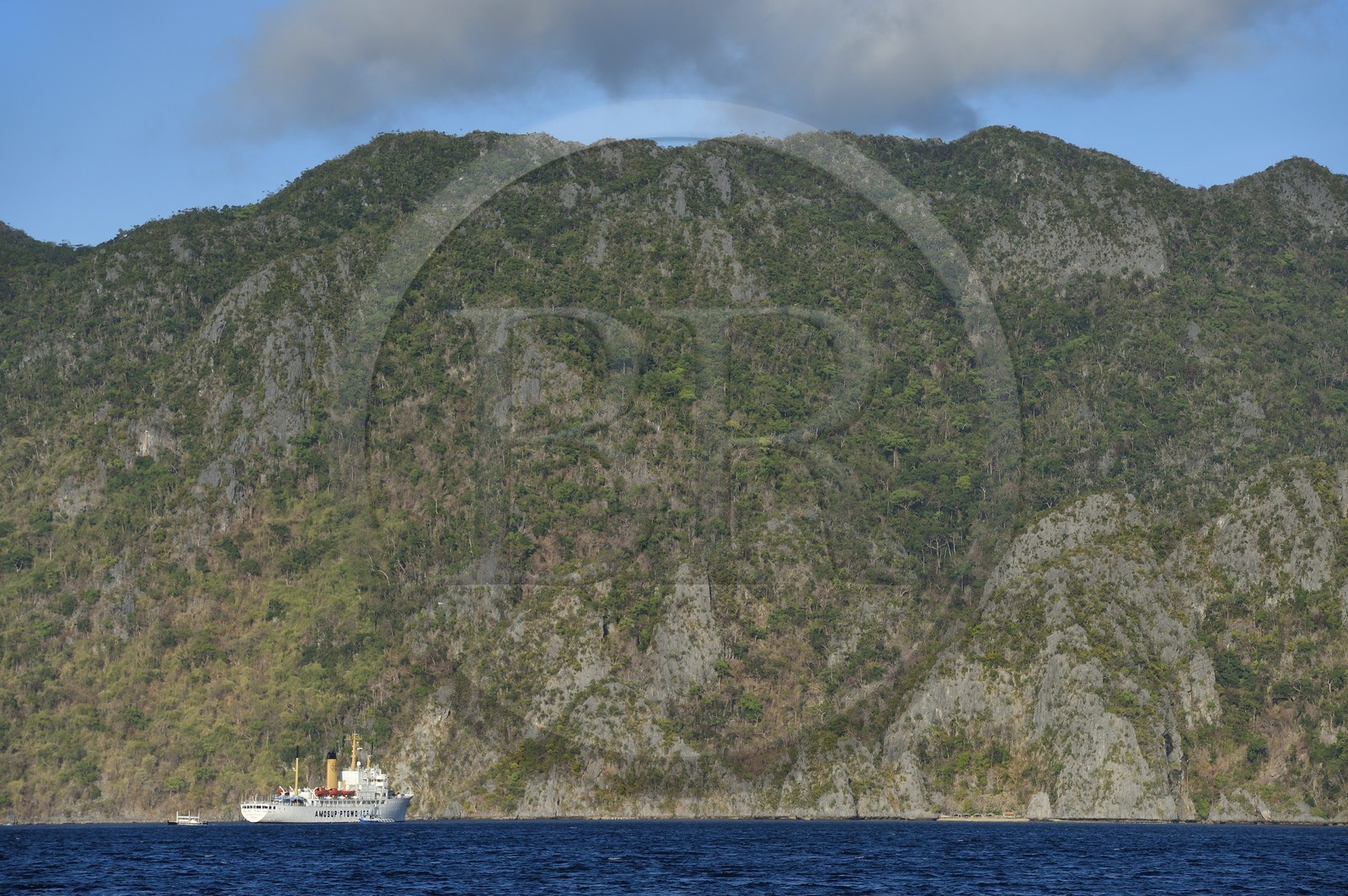 Philippines, Calamian Islands dans le nord de Palawan, Coron Island Natural Biotic Area, navire-école pour les cadets de l'Académie Maritime de l'Asie et du Pacifique au pied des murs géants des falaises de calcaire