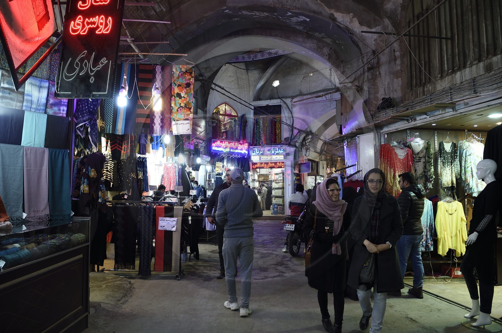 Iran, province d'Ispahan, Ispahan, Bazar-e Bozorg (Grand Bazar), immense bazar couvert qui remonte à près de 1300 ans, magasins de vetements