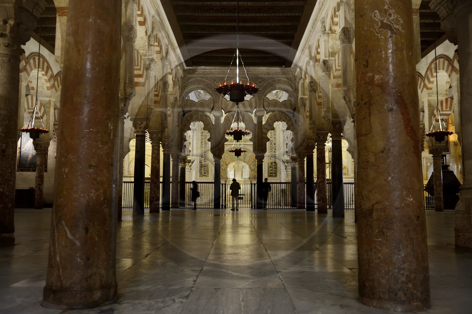 Espagne, Andalousie, Cordoue, centre historique classé Patrimoine Mondial de l'UNESCO, la Mezquita, mosquée-cathédrale, le mihrab de la mosquée en arrière plan