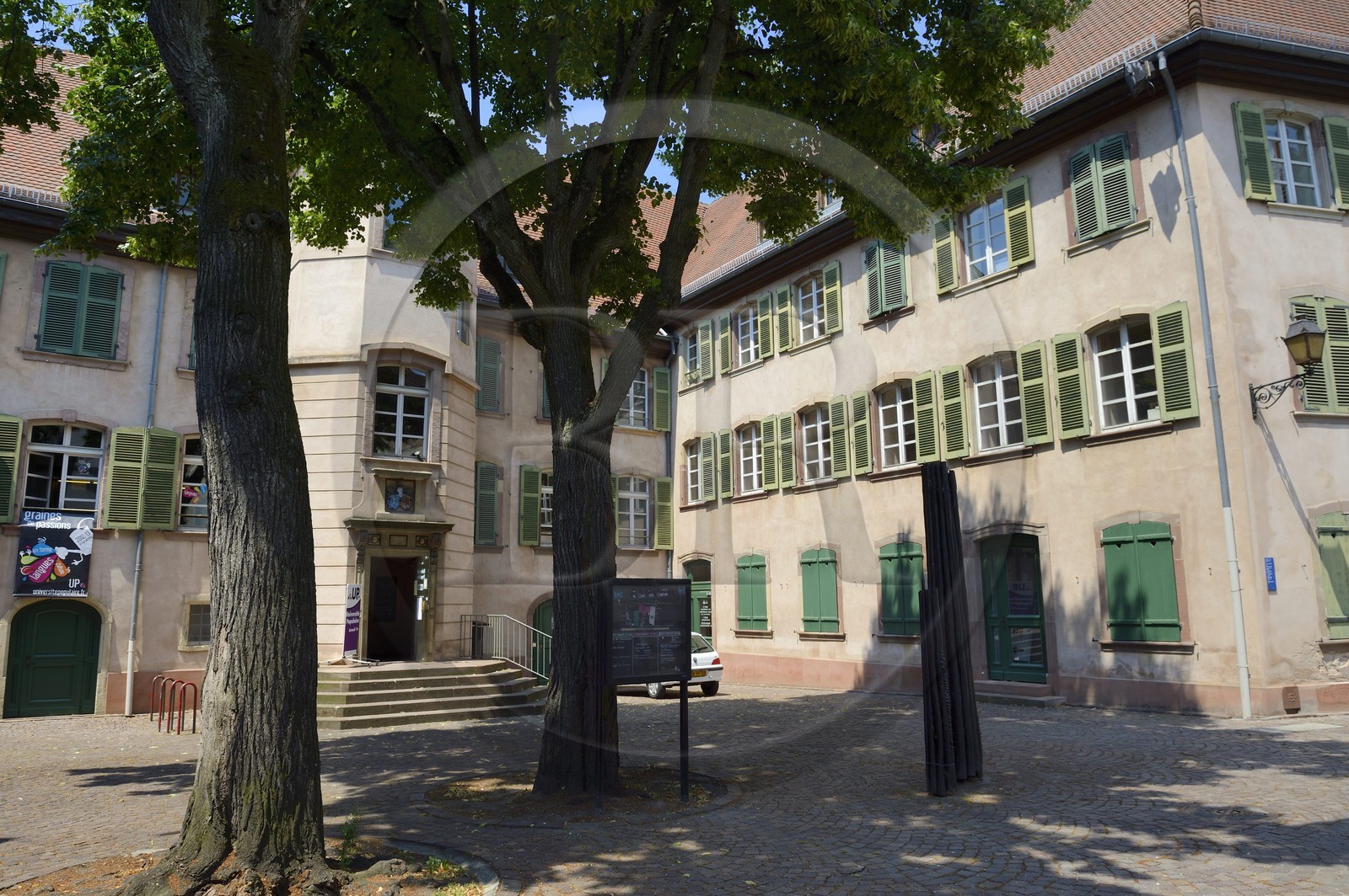 France, Haut Rhin, Mulhouse, cour des chenes Rue des Franciscains