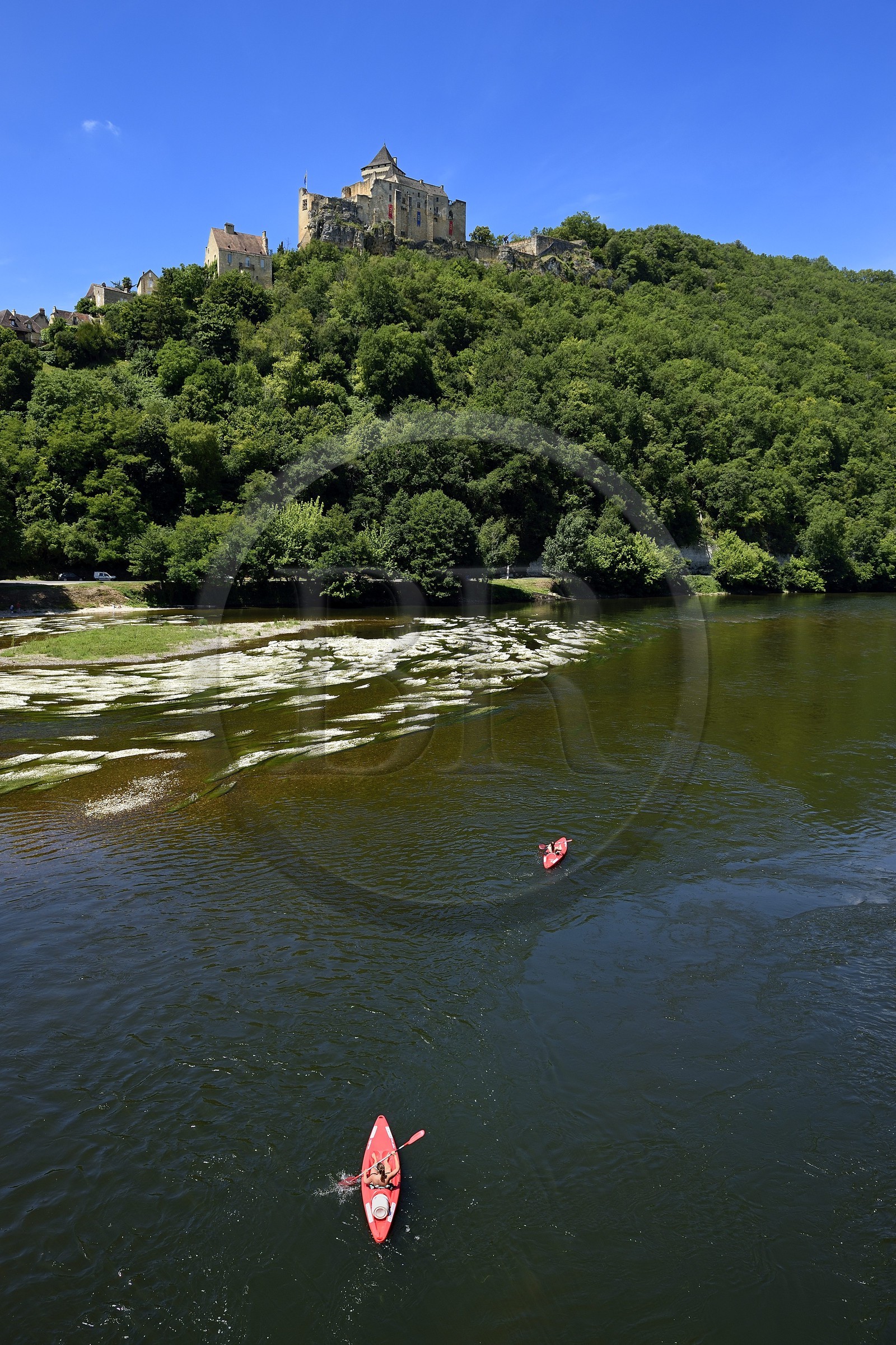 France, Dordogne (24), Périgord Noir, vallée de la Dordogne, Castelnaud-la-Chapelle labellisé Les Plus Beaux Villages de France, le château de Castelnaud-la-Chapelle sur un éperon rocheux au dessus de la rivière Dordogne