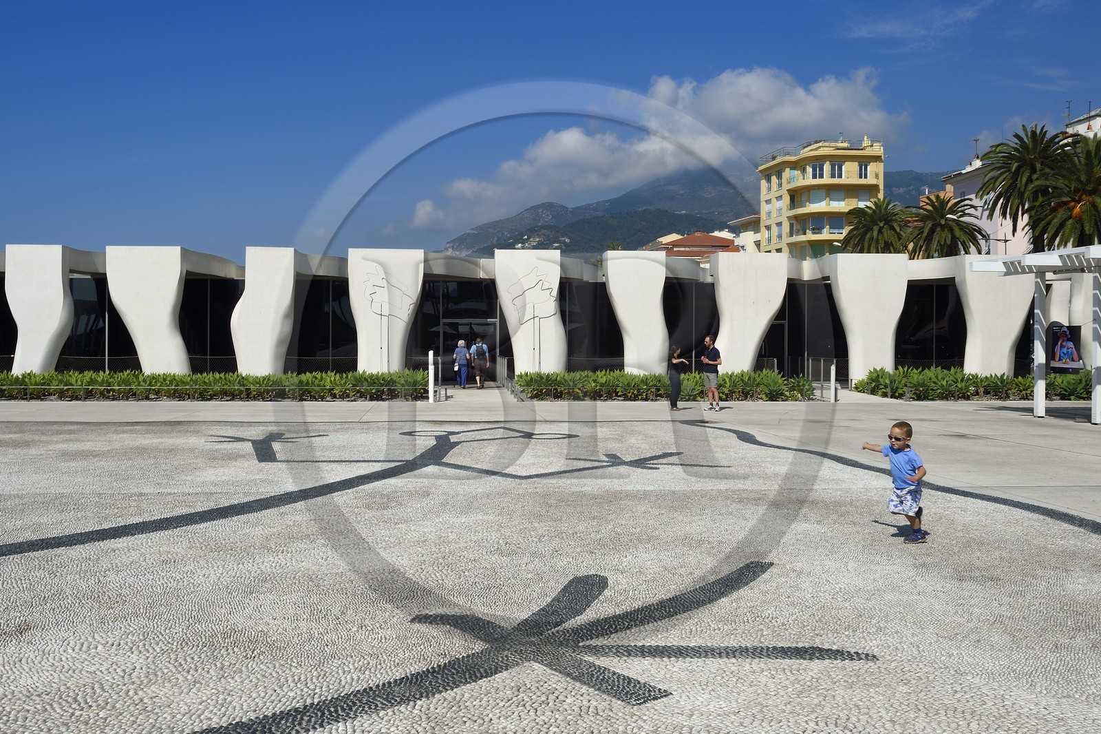 France, Alpes-Maritimes (06), Menton, le musée Jean Cocteau construit en 2008 par l'architecte Rudy Ricciotti, reproduction au sol d'une calade qui se trouve au Bastion