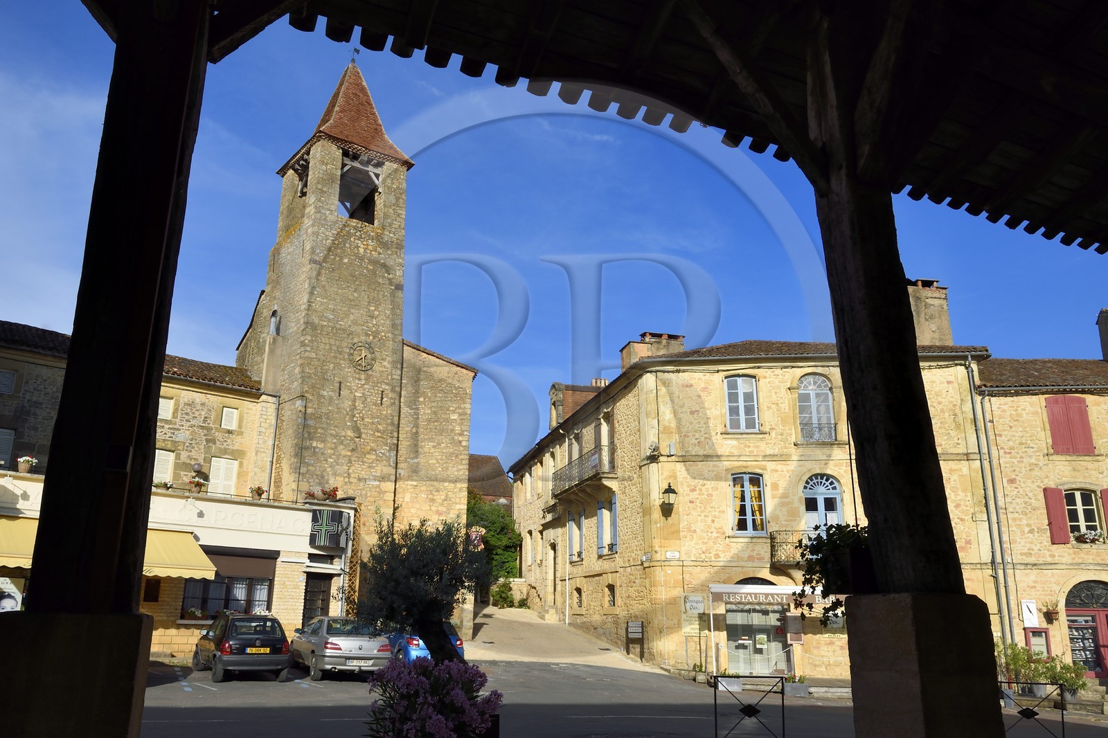 France, Dordogne (24), Périgord Noir, Belvès, labellisé Les Plus Beaux Villages de France, la Tour des Filhols du XIème siècle abritant l'office du tourisme sur la place d'Armes et la halle du XVème siècle