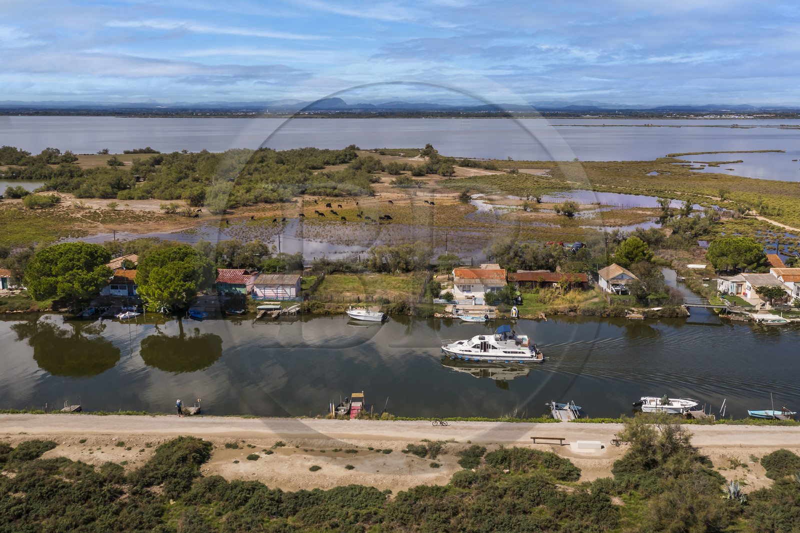 France, Hérault (34), La Grande-Motte, lieu dit des Cabanes du Roc, anciennes cabanes de pécheurs en bordure du canal du Rhône à Sète, l'étang de l'Or en arrière plan (vue aérienne)