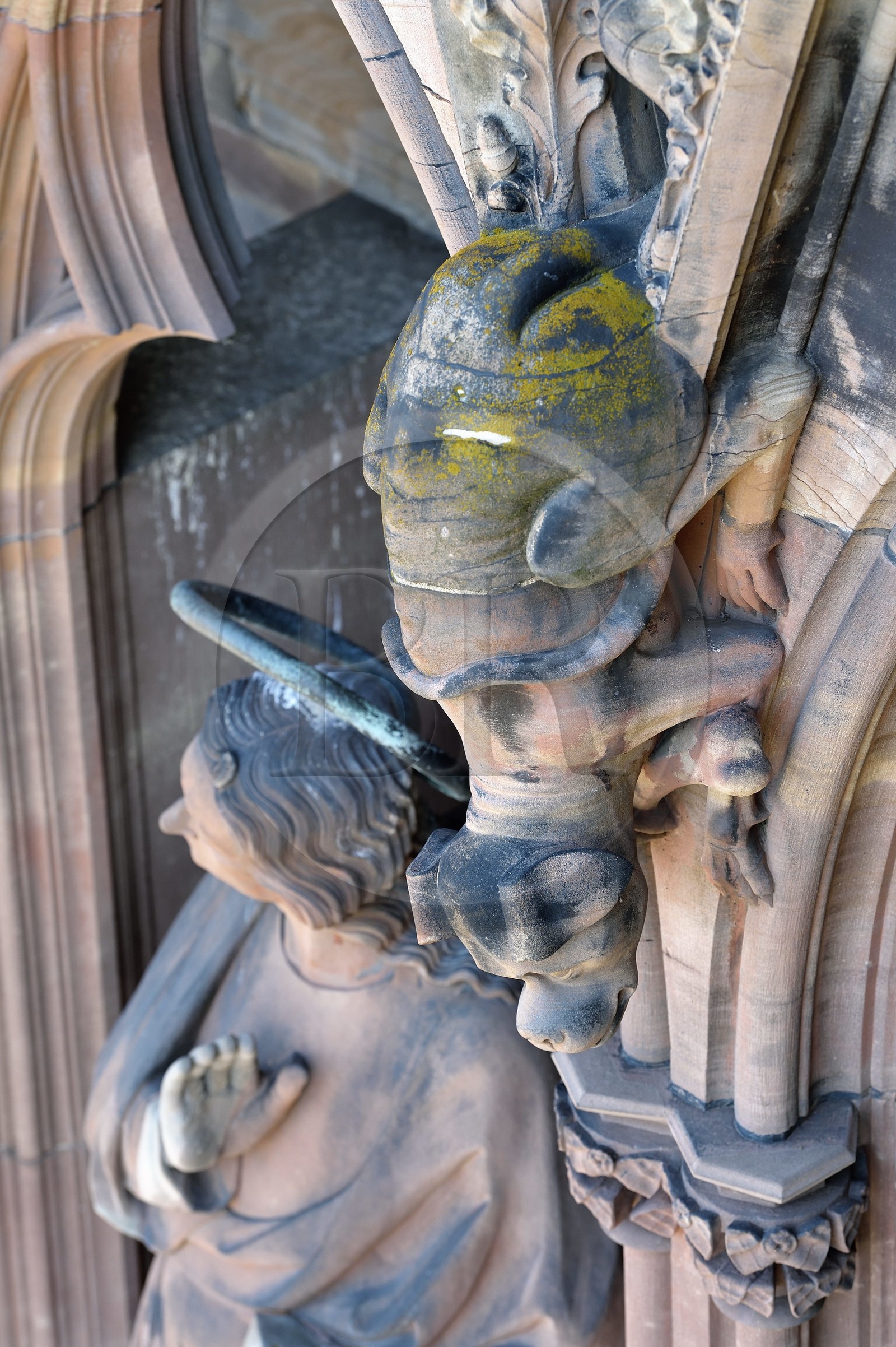 France, Bas-Rhin (67), Strasbourg, vieille ville classée au Patrimoine Mondial de l'UNESCO, la cathédrale Notre-Dame, la facade occidentale, la galerie des apotres, êtres difformes et chimériques sur les colonnes entre les apotres