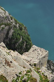 Norvège, Rogaland, randonneurs rocher de la Chaire (Preikestolen) dans le Lysefjord - fjord de Lysebotn (vue aérienne)