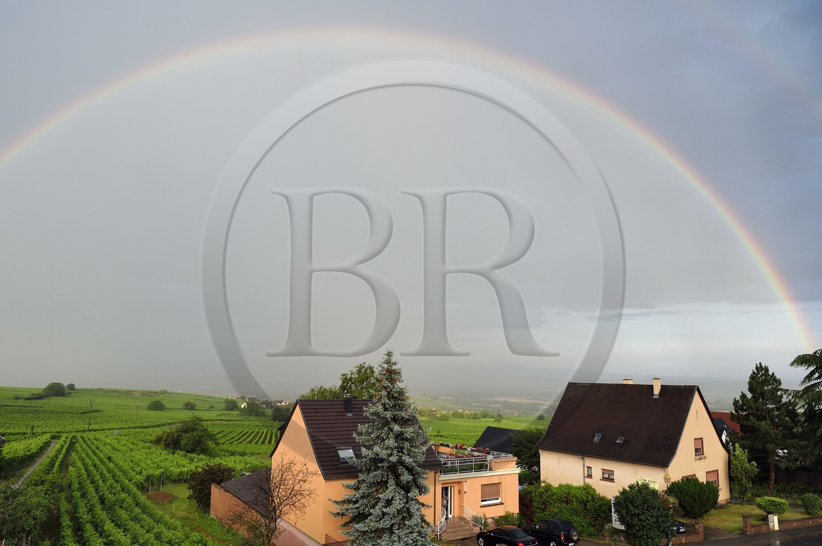 France, Haut-Rhin (68), Route des vins d'Alsace, Voegtlinshoffen, Maison Joseph Cattin, le belvédère du domaine viticole, vue sur le vignoble sous un arc-en ciel après l'orage