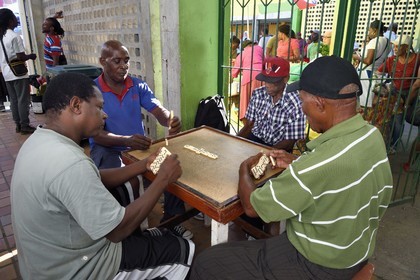 Caraïbes, Ile de la Dominique, la capitale Roseau, marché centrale, joueurs de domino