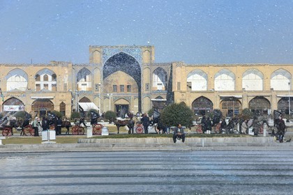 Iran, province d'Ispahan, Ispahan, entrée principale du Bazar-e Bozorg (Grand Bazar), immense bazar couvert qui remonte à près de 1300 ans, sur la place naghsh-i jahan aussi connue sous le nom de place Imam Khomeiny, classé Patrimoine Mondial de l'UNESCO