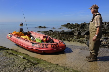 France, Manche (50), Baie du Mont-Saint-Michel, pêcheur observant l'arrivée d'un kayak