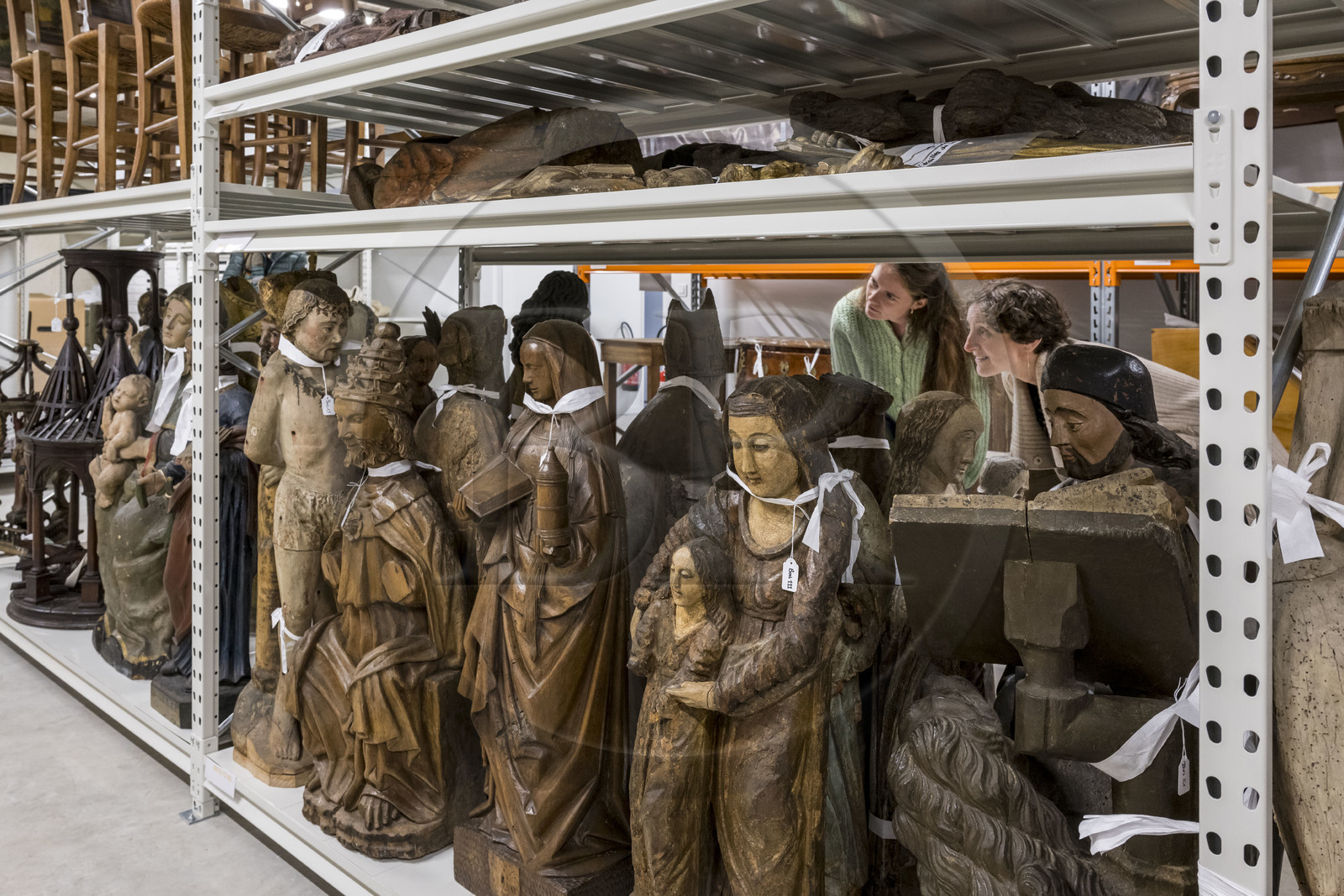 France, Saône-et-Loire (71), Autun, la directrice des musées et du patrimoine Agathe Mathiaut-Legros avec la conservatrice adjointe Axelle Goupy dans les réserves du musée Rolin